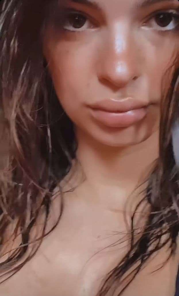 Без макияжа и укладки: Эмили Ратаковски показала &quot;честное&quot; фото сразу после душа